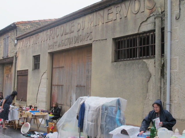 vide grenier in the rain
