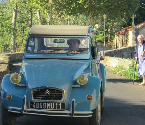 oncoming 2CV in Rieux 