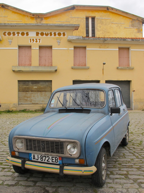 I'm always passing this old 'cave co-operative' - the date on the facade always reminds me of some special people back home, and now there's always this lovely old Renault '4L'